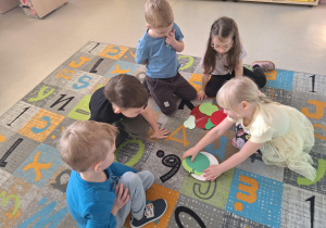 Dzieci segregują i przeliczają owoce i warzywa