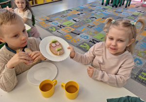 Dziecko układa obrazek na swojej kanapce z warzyw