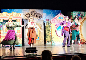 Aktorzy na scenie prezentują przedstawienie