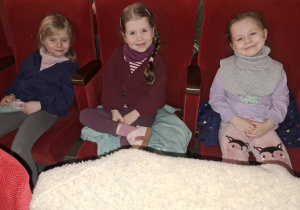 Dzieci siedzą na widowni