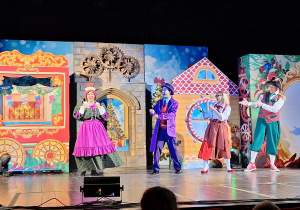 Aktorzy na scenie prezentują przedstawienie