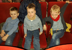 Dzieci siedzą na widowni