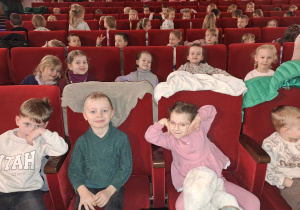 Dzieci siedzą na widowni