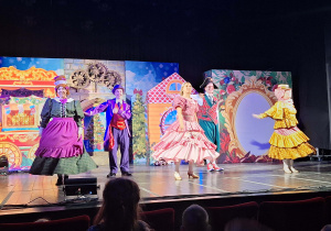 Aktorzy na scenie prezentują przedstawienie