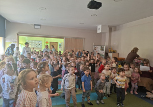 Dzieci tańczą do muzyki granej na trąbce