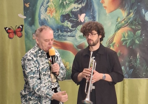 Panowie prezentują dzieciom nowy instrument