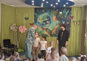 Chłopiec dmucha w ustnik trąbki