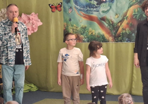 Dzieci słuchają wskazówek gry na instrumencie