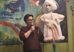 P.dyrektor pokazuje dzieciom Marzannę