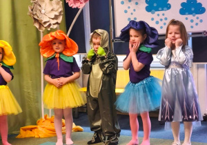 Dzieci w przebraniach prezentują przedstawienie o wiośnie