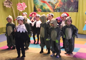 Dzieci w przebraniach prezentują przedstawienie o wiośnie