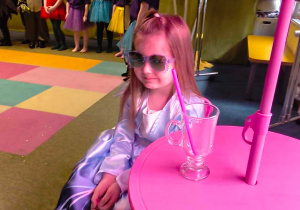 Dzieci w przebraniach prezentują przedstawienie o wiośnie