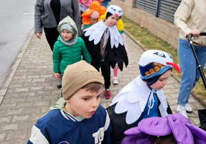 Dzieci na spacerze w parach witając wiosnę