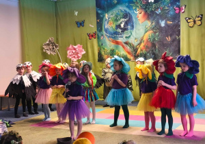 Dzieci w przebraniach prezentują przedstawienie o wiośnie