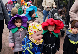 Dzieci maszerują w parach witając wiosnę