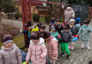 Dzieci wychodzą z przedszkola w parach witając wiosnę