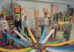 Dzieci stoją wokół wiatraka matematycznego