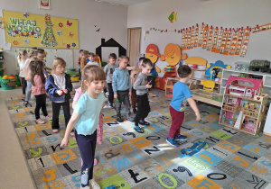 Dzieci skaczą przez szarfy