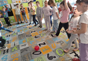 Dzieci rzucają kostką