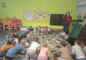 Dzieci zajmują miejsca wyznaczone na macie
