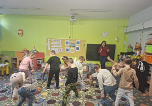 Zabawa ruchowa dzieci na macie