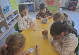 Dzieci kolorują znaczek ekologiczny