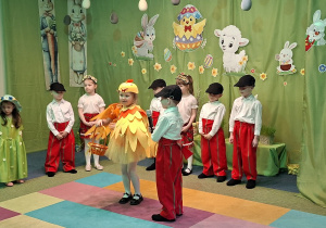 Dzieci na scenie w przebraniach wielkanocnych