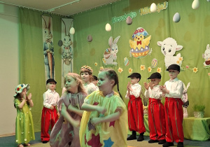 Dzieci na scenie w przebraniach wielkanocnych