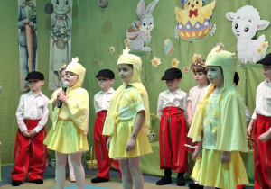 Dzieci na scenie w przebraniach wielkanocnych
