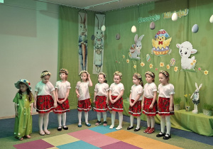 Dzieci na scenie w przebraniach wielkanocnych