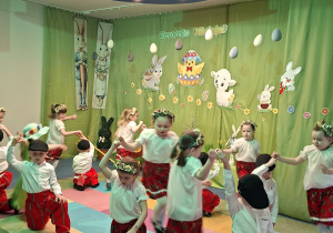 Dzieci tańczą taniec wielkanocny