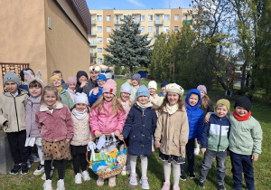 Wspólne zdjecie grupy z zajączkiem wielkanocnym w ogrodzie