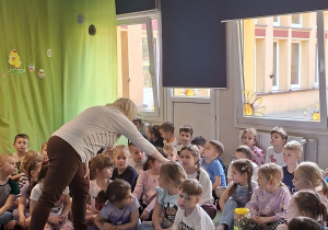 Dzieci odpowiadają na postawione pytania