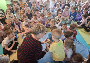 Dzieci usypują górę z zebranych monet