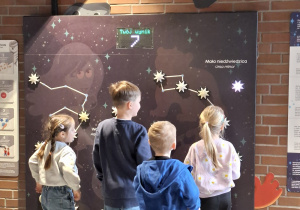 Dzieci obserwują plansze