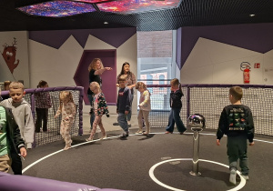 Dzieci poruszają się po kształcie orbit