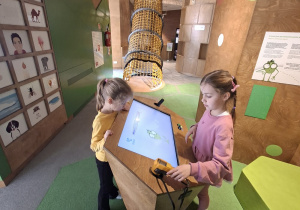 Dwoje dzieci przed ekranem monitora