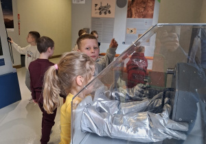 Dzieci doświadczają zmysl dotyku