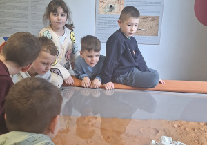 Dzieci obserwują poruszanie się robota