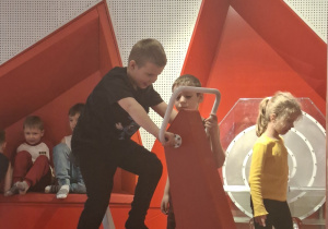 Chłopiec ćwiczy na rowerku stacjonarnym