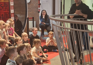 Dzieci obserwuja doświadczenie z ogniem