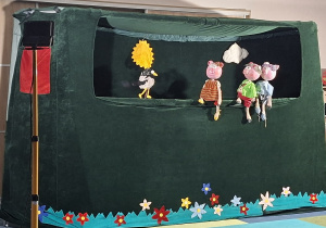 Na scenie główni bohaterowie w postaci kukiełek