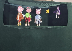 Na scenie główni bohaterowie w postaci kukiełek