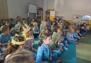 Dzieci słuchają informacji nt. autyzmu