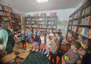 Dzieci podczas zabaw ruchowych