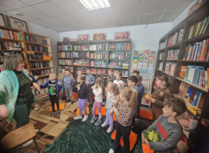 "Wiewiórki" na otwarciu "Alejkowej czytelni" w łęczyckiej księgarni