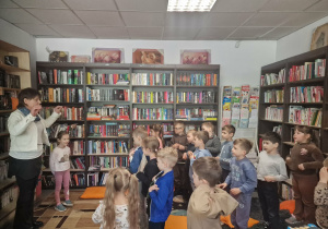 Dzieci podczas zabaw ruchowych