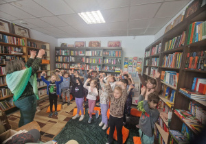 Dzieci podczas zabaw ruchowych