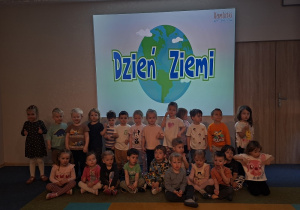 Grupa na tle slajdu z planetą ziemią