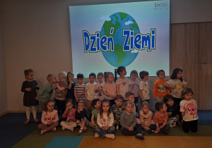 Grupa na tle slajdu z planetą ziemią